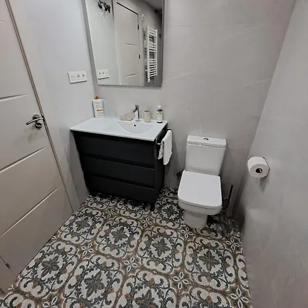 Homestay Elegant With Private Bathroom Next To Renfe Train Station